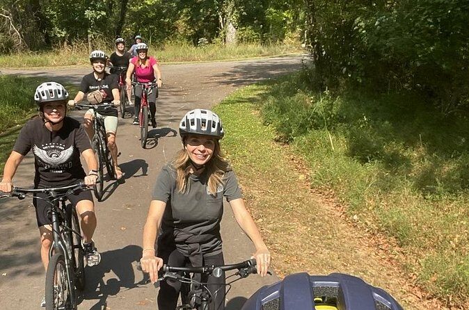 4 Hour 7-speed Bike Rental to Explore Nashville - Photo Opportunities and Lunch Stops that fit the pace