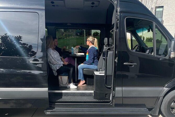 Nashville Airport Private Transportation for 6-13 Passengers - The hotel-to-airport return: the 10-minute early wait