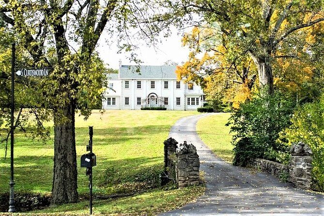Nashville "Homes Of The Stars" Narrated Bus Tour with 30+ Celebrity Homes - Where You Start at 108 1st Ave S, and Why Timing Matters