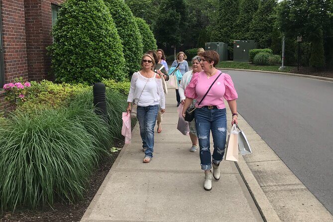 Nashville Shopping Tour with Wine, Cocktails and Snacks - The guided boutique walk and mural photo moments